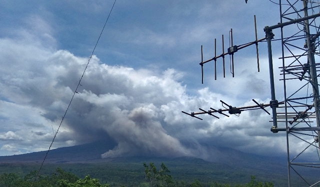 Kolom abu berwarna kelabu teramati saat terjadi erupsi Gunung Semeru di Kabupaten Lumajang, Jawa Timur, Senin (3/1). FOTO: PVMBG