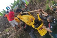Tim gabungan mengevakuasi jenazah korban banjir bandang di Kabupaten Malang, Jawa Timur, Rabu (9/3). FOTO: BPBD Kabupaten Malang
