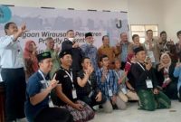 melihat 20 finalis Jawara Pesantren ketika momen foto bersama dengan para awak juri dan rektor Unhasy Jombang