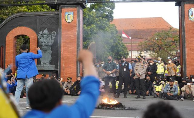 Bupati Kediri saat sedang menanggapi masa aksi di depan Gedung Pemkab Kediri (Dok. Humas)