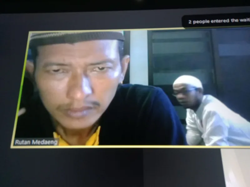 Terdakwa Moch Syahril mendengarkan tuntutan di PN Surabaya