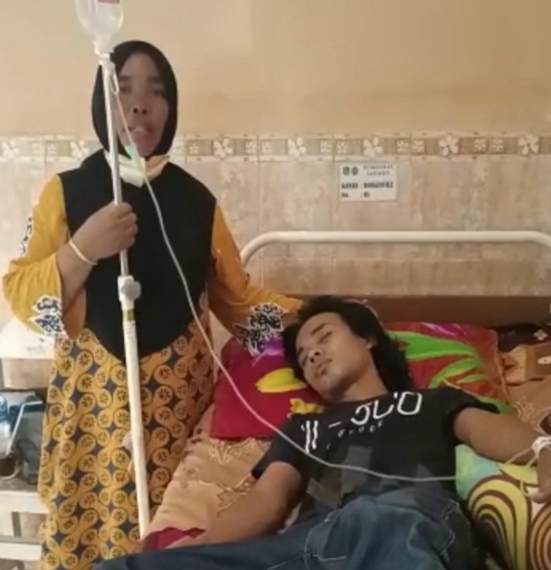 Wawan terduga penganiayaan Oknom Kades, terbaring di Puskesmas Sapeken dengan kondisi lemah. Senin (13/05/2022).