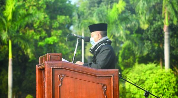 Kabintaljarahdam IV Diponegoro sedang memberikan khotbah Idul Fitri