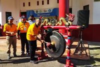 Bupati Sugiri Sancoko menabuh gong menandai dibukanya turnamen olahraga yang digelar Diknas Ponorogo