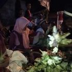 Situasi Aktivitas Para Pedagang Selongsong Ketupat Dadakan Yang Rela Bermalam Di Pasar Tradisional, Pasar Mongging, Desa Pademawu Timur, Pademawu, Pamekasan, Madura, Sabtu Malam, (07/05/2022)