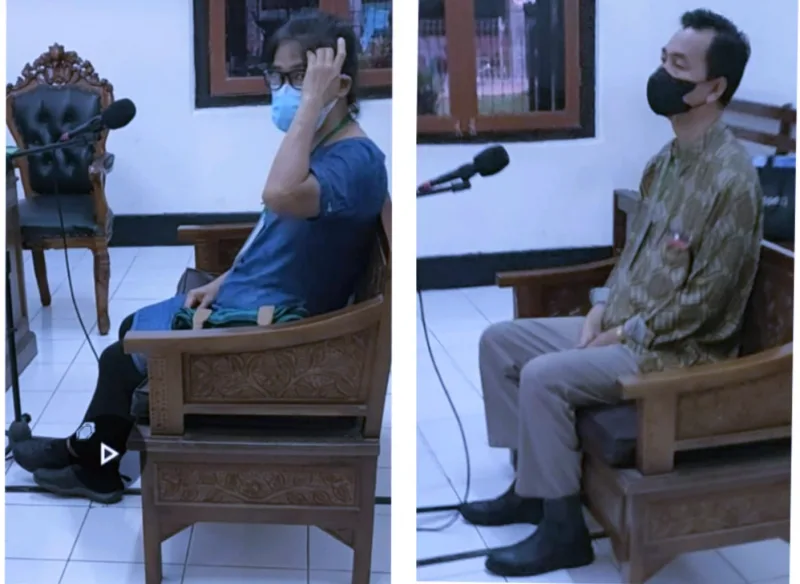 Terdakwa Feni Talim (sebelah kiri) dan Notaris Edhi Santoso mendengarkan dakwaan JPU diruang Garuda 2 PN Surabaya, (foto: Ady_Kicom)