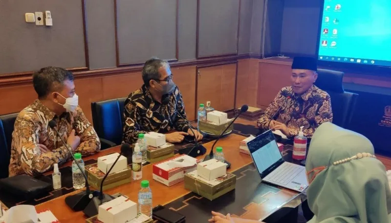 Direktur Perluasan dan Pelayanan Peserta BPJS Kesehatan David Bangun, saat bertemu Penjabat Sekretaris Daerah Propinsi Jawa Timur Wahid Wahyudi, Senin (20/6/2022). (foto: humas BPJS Kesehatan)