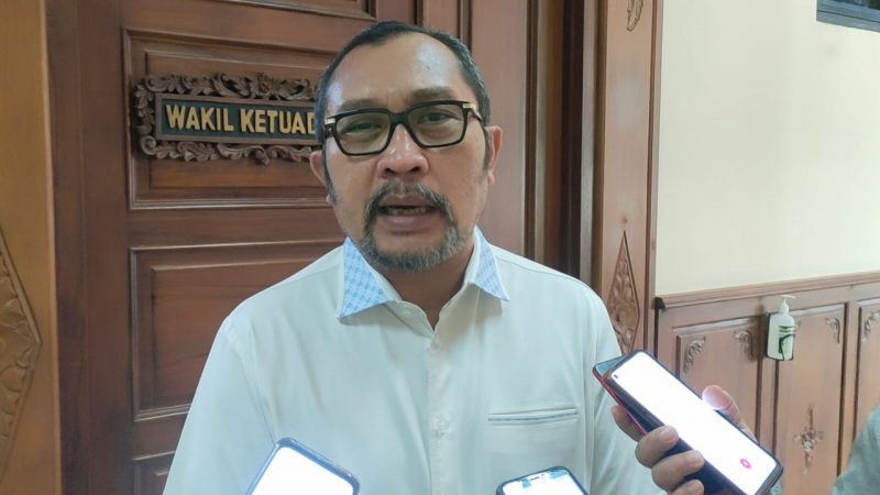 Wakil Ketua DPRD Jatim Sahat Tua Simanjuntak saat diwawancarai media soal PMK