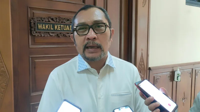 Wakil Ketua DPRD Jatim Sahat Tua Simanjuntak saat diwawancarai media soal PMK