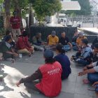Suasana Sharing Sejumlah Korlap Aksi Demo Insan Jurnalis se Jatim tentang rencana selanjutnya usai menggelar aksi demo di Mapolda Jatim, Kamis (23/06/2022).