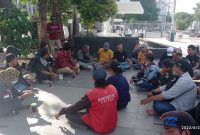Suasana Sharing Sejumlah Korlap Aksi Demo Insan Jurnalis se Jatim tentang rencana selanjutnya usai menggelar aksi demo di Mapolda Jatim, Kamis (23/06/2022).