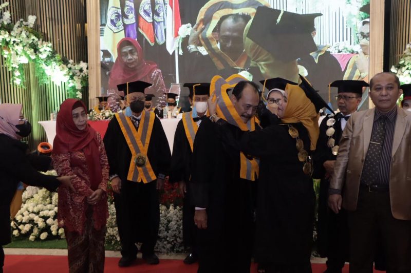 Rektor, Dr. Siti Marwiyah, S.H., M.H., menyematkan samir Guru Besar kepada Prof. Dr. Drs. Ec. Slamet Riyadi, M.P., M.M. (foto: istimewa)
