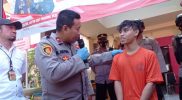 Pelaku pembacokan pemuda di perempatan Jalan Pacar Keling ditangkap anggota unit reskrim Polsek Tambaksari, (foto: Ady_Kicom)