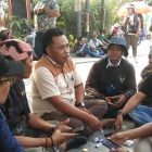 Suasana Para Demontran dari Kelompok AWP saat menunggu hasil sharing korlap perwakilan aksi demo dengan pihak Mapolda Jatim, di depan Kantor Mapolda Jatim,  Kamis (23/06/2022).