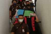 Pasutri (mengenakan rompi tahanan), tersangka kasus kredit macet bank jatim saat digiring petugas Kejari Tanjung Perak, (foto: Ady_Kicom)