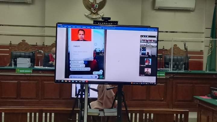 Foto Wajah hakim nonaktif Itong Isnaeni ada di percakapan WhatsApp di TV persidangan Pengadilan Tipikor Surabaya, (foto: Ady_Kicom)