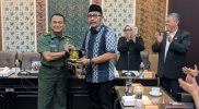 Wakil Ketua DPRD Jatim Sahat Tua Simanjuntak memberikan cinderamara