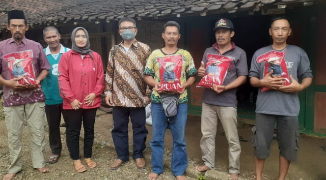 penyerahan bantuan kepada peternak Kecamatan Pulung