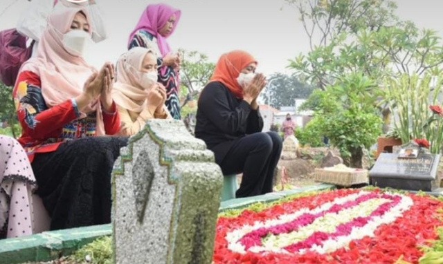 Gubernur Jatim Khafifah Indar Parawansa bersama anaknya sebelum berangkat haji, ziarah ke makam suaminya di TPU jemurwonosari, Surabaya