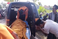 Proses evakuasi Nenek Sura (65th), Kotban Tewas Diduga Jadi Korban Rampok. Jumat (15/07/2022).
