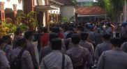 suasana apel pasukan pengamanan sidang MSAT di PN Surabaya, (foto: Ady_Kicom)