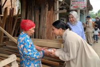 Yayasan HBK Peduli saat membagikan telur ayam segar untuk warga di Pulau Pulau Lombok.(Foto: Humas HBK Peduli)