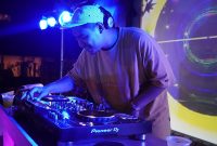 Seorang DJ saat tampil di Senggigi Rave Beach Festival.(Foto: Istimewa)