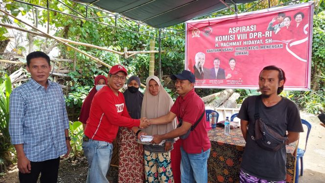 
 Anggota DPR RI Rachmat Hidayat Salurkan Bantuan untuk Masyarakat Lombok Timur