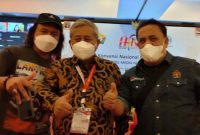 Jurnalisa (kiri) bersama Ketua Dewan Pers (waktu itu), M. Nuh (tengah) dan Ketua PWI Aceh, Nasir Nurdin pada peringatan HPN 2022 di Kendari. (Dok PWI Aceh)