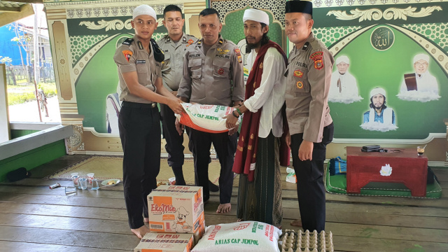 
					Membentuk Polisi Berjiwa Sosial, Siswa SPN Polda Aceh Antar Bantuan untuk Dayah Rauhul Mudi Al Aziziyah