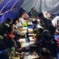 Para Pengungsi Korban Gempa Cianjur sedang Belajar Mengaji Bersama