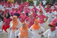 Kemenpora RI bersama Persatuan Olahraga Pernapasan Indonesia (PORPI) DKI dan Perkumpulan Praktisi Yoga Nasional Indonesia (PPYNI), melaksanakan senam bersama di halaman Kantor Kemenpora