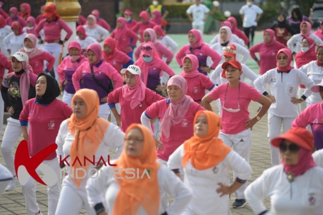 Kemenpora RI bersama Persatuan Olahraga Pernapasan Indonesia (PORPI) DKI dan Perkumpulan Praktisi Yoga Nasional Indonesia (PPYNI), melaksanakan senam bersama di halaman Kantor Kemenpora