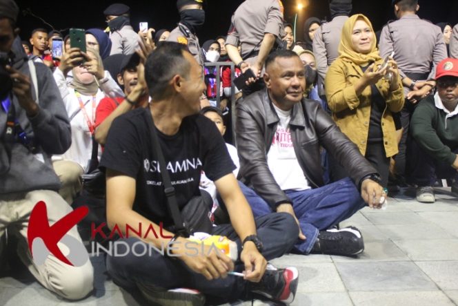 Wakil Wali (Wawali) Kota Tidore Kepulauan Muhammad Sinen (jaket hitam) duduk ngeper saat menonton konser grup band Armada di Tidore