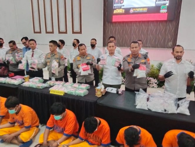 
					Ditnarkoba Polda Jatim dan Polrestabes Surabaya Bekuk 2 Sindikat Jaringan Internasional, Sita 36 Kg Sabu dan 15 ribu Ekstasi