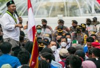 Ketua PC SEMMI Surabaya, Achmad Donny saat berorasi dalam aksi damai mahasiswa