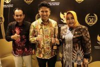 Mewakili masyarakat Ponorogo Bunda Lisdiyarita selaku Wakil Bupati Ponorogo menerima penghargaan dari Komisi Informasi Jawa Timur Rabu (30/11/2022).FOTO : INSANUL FADHIL/KOMINFO PONOROGO