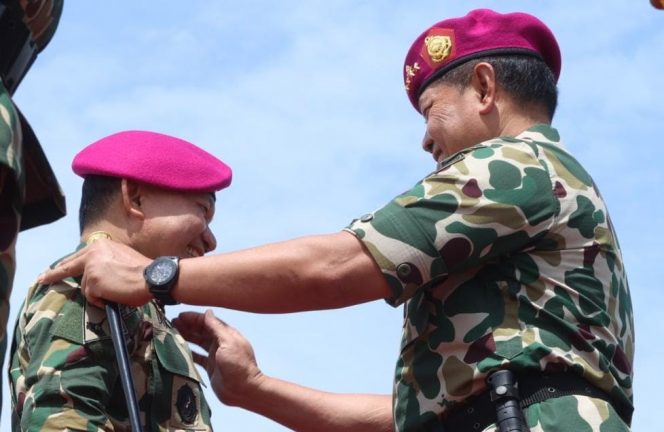 
 Jadi Warga Kehormatan Korps Marinir TNI AL, Kasad Terima Brevet Taifib dan Anti Teror Aspek Laut