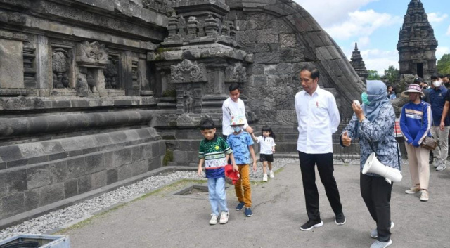 
 Ajak Cucu ke Candi Prambanan, Presiden Jokowi Promosikan Wisata Edukasi