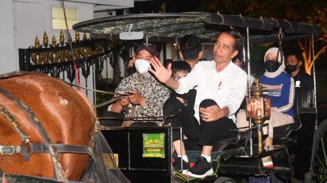 
 Nikmati Sabtu Malam, Presiden Jokowi Bersama Keluarga Naik Andong di Malioboro