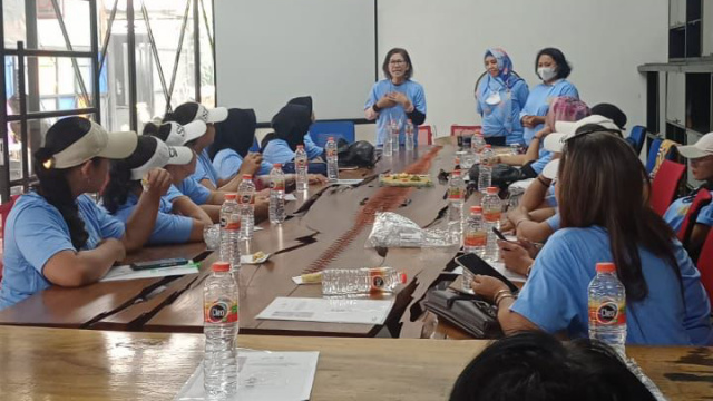 Tim PKM Dosen Unesa mendiseminasikan hatha yoga, kesehatan reproduksi, dan nutrisi kepada wanita pra lansia di Surabaya dan Gresik