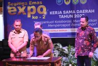 Kepala Bagian Tata Pemerintahan Kota Tidore Kepulauan Zulkifli Ohorella menandatangani komitmen kerja sama daerah pada Segitiga Emas Expo ke-2