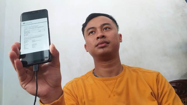 Tampak Taufiqi, salah satu korban saat menunjukkan visa palsu di kantor PWI Jombang.