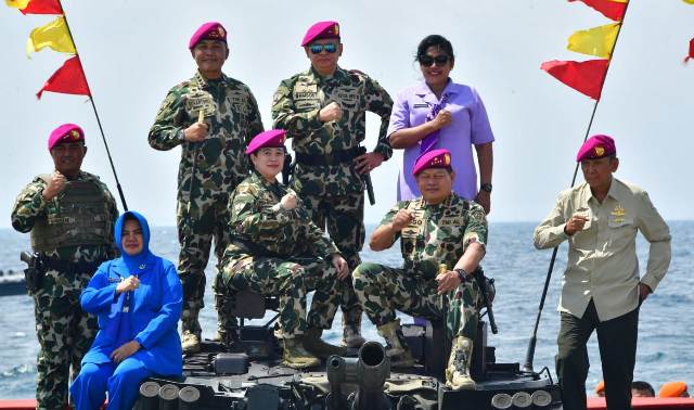 
 Dankodiklatal Hadiri Pengukuhan Ketua MPR, Ketua DPR, Kapolri, Kasad, Kasal, dan Kasau Jadi Warga Kehormatan Korps Marinir TNI AL