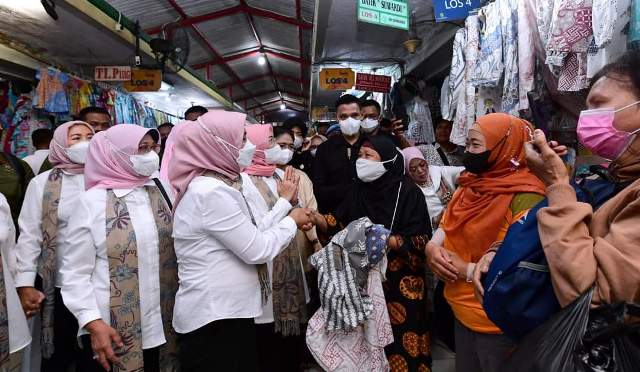 
 Tinjau Pasar Beringharjo, Ibu Iriana dan Ibu Wury Dukung Produk UMKM Lokal