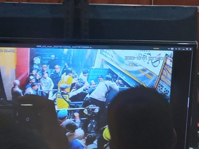 
 Pintu 12 Stadion Kanjuruhan Ditinggal Steward, Saksi Polisi Sebut Lima Menit Sebelum Pertandingan Usai