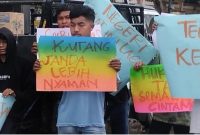 Sejumlah massa aksi demo YLBH-Madura membentangkan Poster Orasi Demo di depan pintu gerbang Lapas Kelas IIA Pamekasan, Kamis sore (09/02/2023).