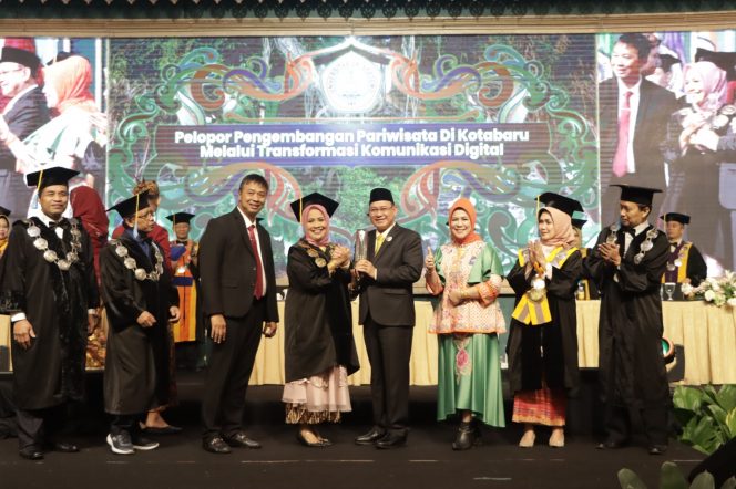 
 Bupati Kotabaru Terima Penghargaan Dari Unitomo Surabaya