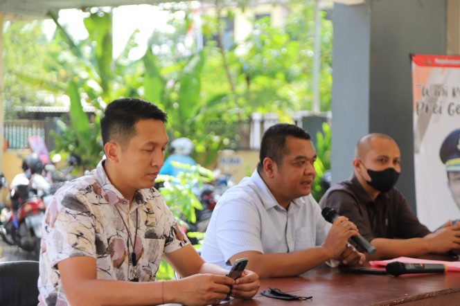 
 Kejari Surabaya Serahkan SKPP 9 Perkara di Rumah RJ Kelurahan Lontar