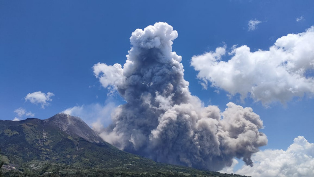 
 Gunung Merapi Kembali Muntahkan Awan Panas Guguran, Potensi Bahaya 7 Kilometer